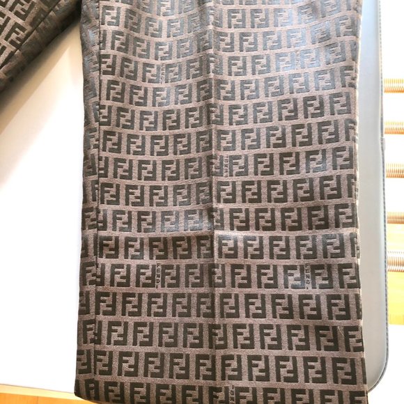 FENDI Logo Paints (Women) - Picture 8 of 16